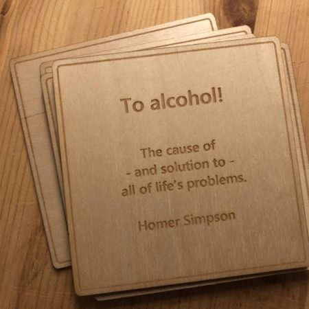 Alkoholiaiheinen "elämänviivaus" lasinalusta 1